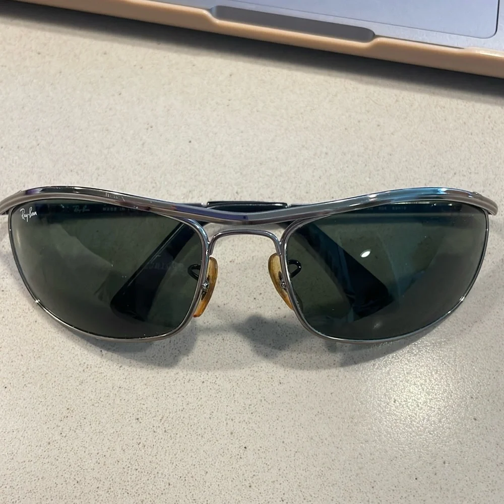 Ray Ban sunglasses with case - Picture 1 of 3